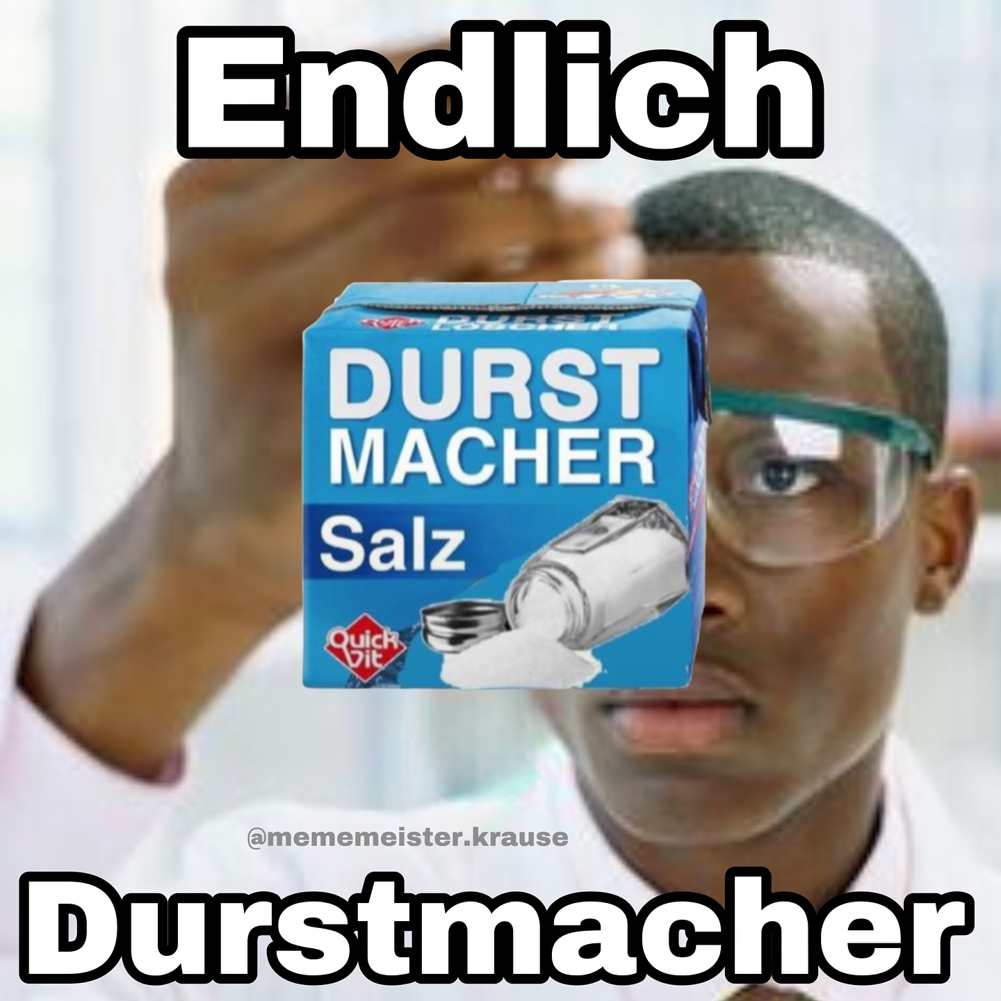 Mann im Labor mit Laborbirlle auf, der eine Packung "Durst Macher - Salz" hochhält und analysiert